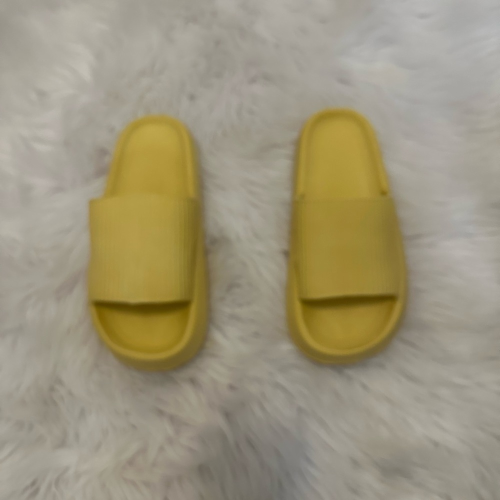 Yellow poolslides size 7